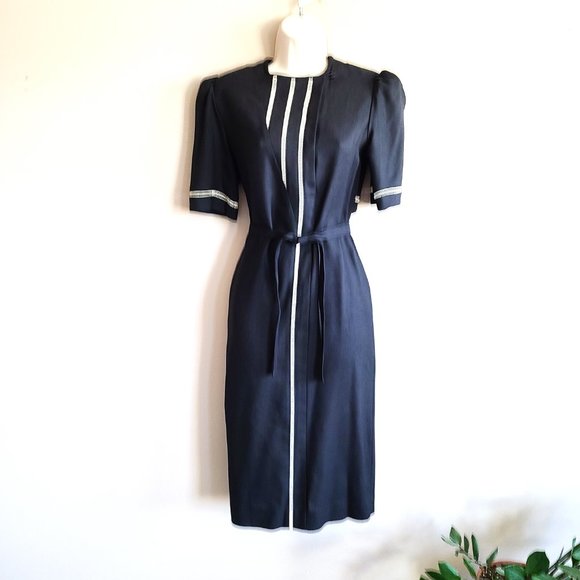 Elegant Black Dress with White Accents - Picture 3 of 13